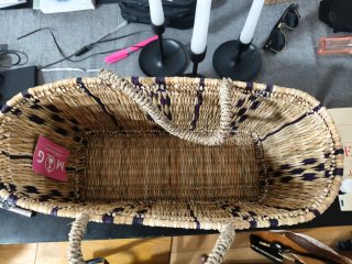 Bolso de playa tejido beige y morado