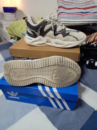Zapatillas Blancas y Negras