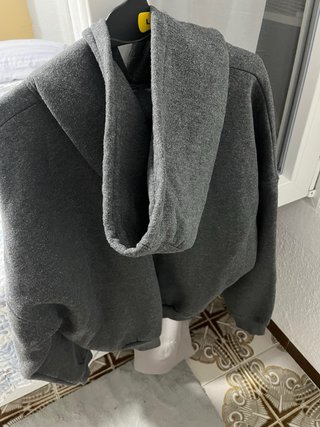 Sudadera gris con brillo