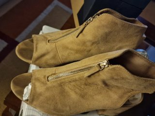 Botines tacón ante beige cremallera 40