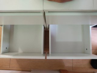 Mesita de noche blanca de madera