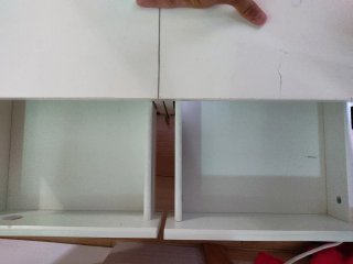 Mesita de noche blanca de madera
