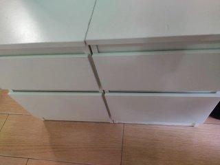Mesita de noche blanca de madera