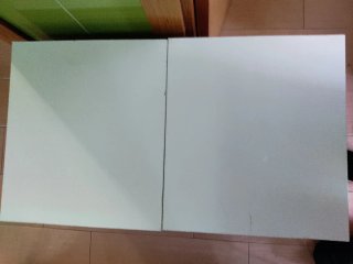 Mesita de noche blanca de madera
