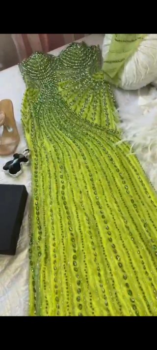 Vestido de fiesta pedrería verde y amarillo