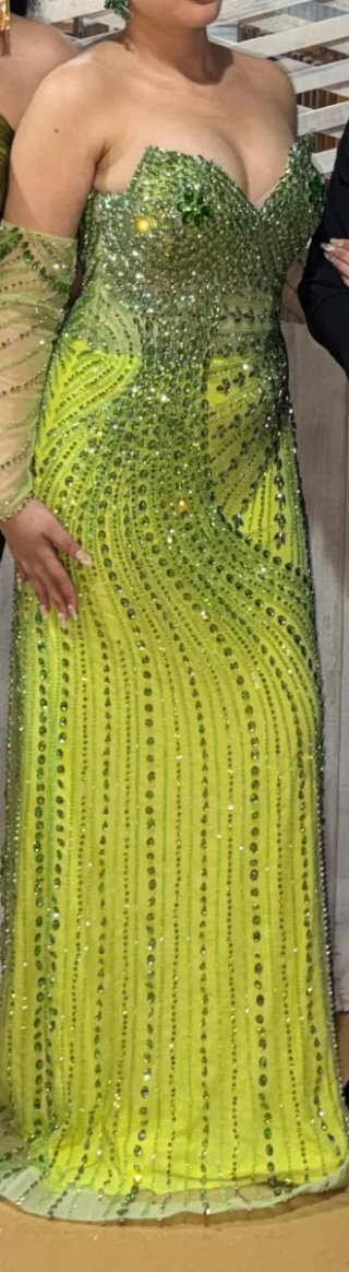 Vestido de fiesta pedrería verde y amarillo