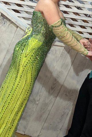Vestido de fiesta pedrería verde y amarillo
