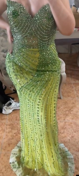 Vestido de fiesta pedrería verde y amarillo