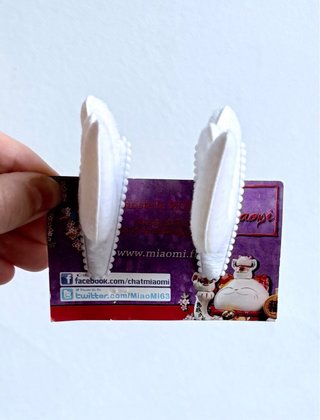 Accesorio pelo alas blanco y morado