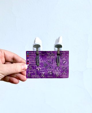 Accesorio pelo alas blanco y morado
