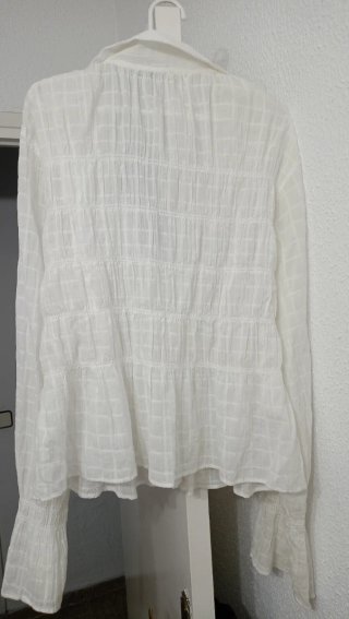 Camisa Bershka blanca con fruncido