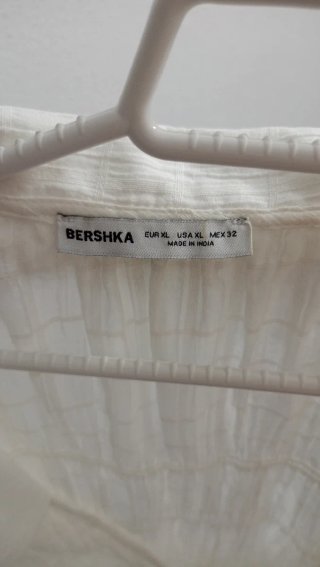 Camisa Bershka blanca con fruncido