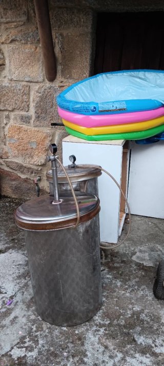 Maquinaria estrujar uvas