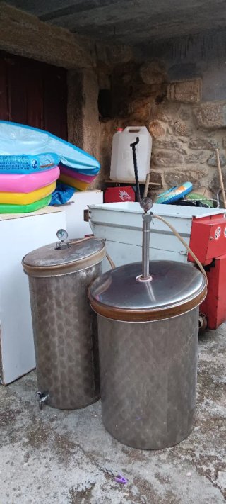 Maquinaria estrujar uvas