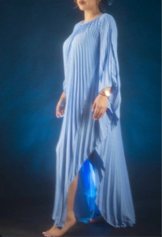 Vestido largo plisado azul celeste