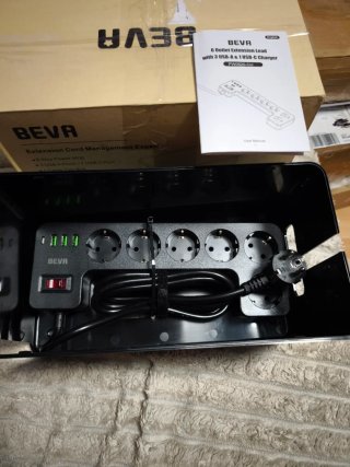 Régua de tomadas BEVA com 6 tomadas e 4 USB