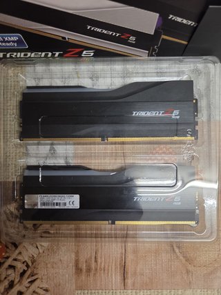 2x16GB DDR5 6400MHz CL32 Trident Z5 RGB