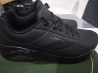 Zapatillas Skechers a estrenar.