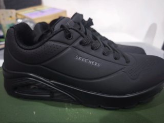 Zapatillas Skechers a estrenar.