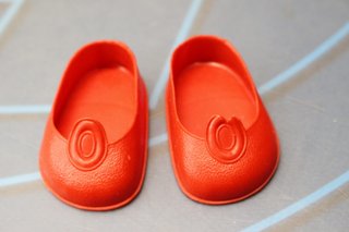 Nancy de Famosa. Zapatos de botón rojos. Originales, 70-80.