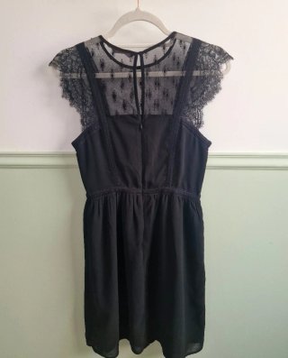 Vestido mini negro encaje