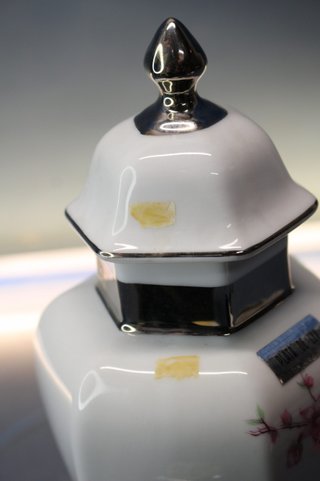 Tibor, jarrón de porcelana con filetes de plata.