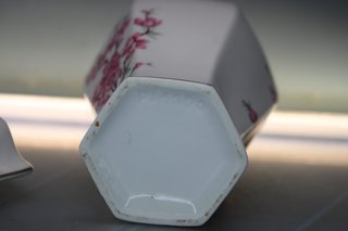 Tibor, jarrón de porcelana con filetes de plata.