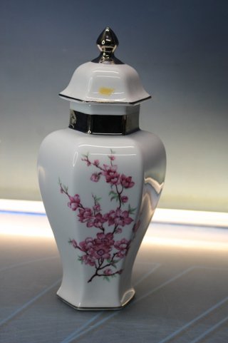 Tibor, jarrón de porcelana con filetes de plata.