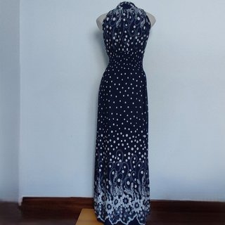 Vestido largo azul con lunares y flores blancas