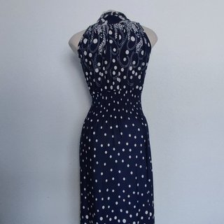 Vestido largo azul con lunares y flores blancas