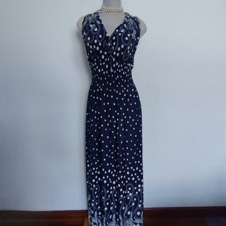 Vestido largo azul con lunares y flores blancas