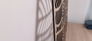 Cabecero de madera con diseño de hojas