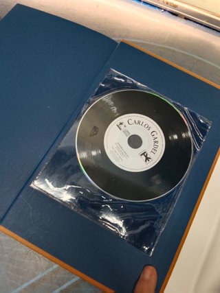 LIBRO TAPA DURA + CD - CARLOS GARDEL (LA VOZ DEL TANGO - RAFAEL FLORES)