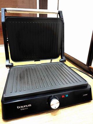 Parrilla Eléctrica Taurus Negra