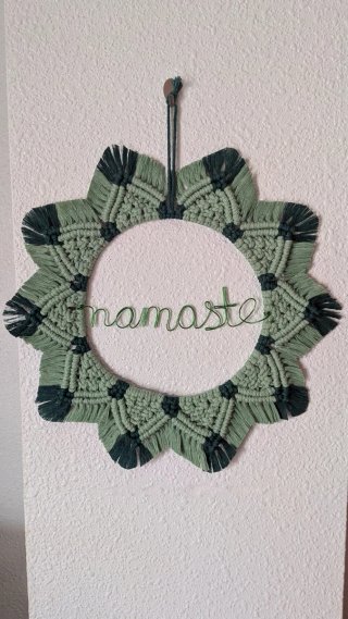 Mandala decorativo NAMASTE de macramé