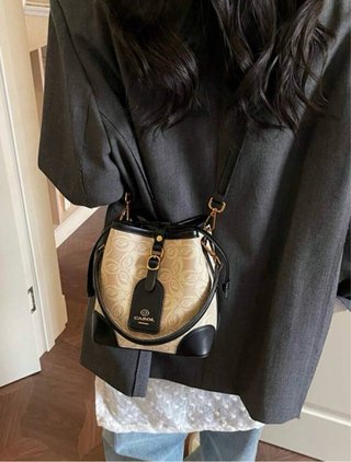 Bolso cubo CAROL relieve beige/marrón