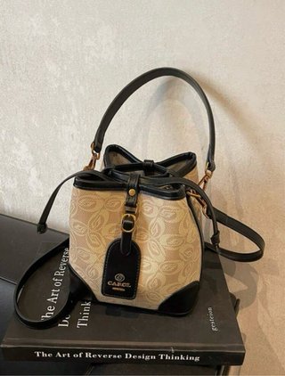 Bolso cubo CAROL relieve beige/marrón