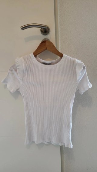 Camiseta blanca de Zara con volantes