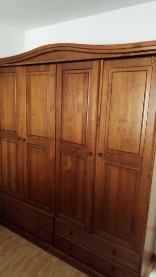 Armario de madera marrón