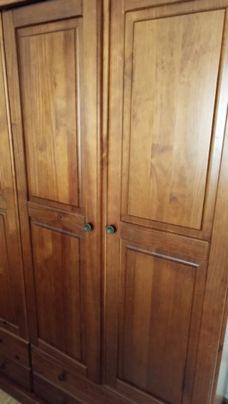 Armario de madera marrón