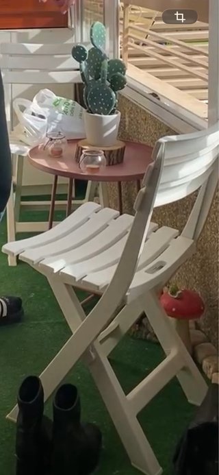 Dos Sillas de plástico blancas plegables