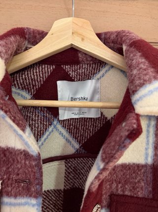 Chaqueta cuadros Bershka burdeos y beige