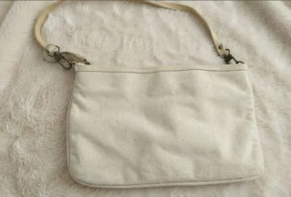 Bolsito Stradivarius Beige con Volantes