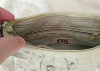 Bolsito Stradivarius Beige con Volantes