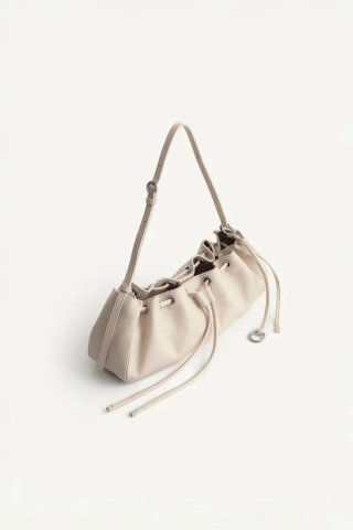 ZARA Bolso alargado en piel
