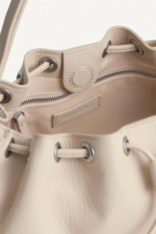 ZARA Bolso alargado en piel