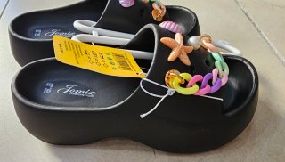 Jomix Shoes ciabatte nere con charms