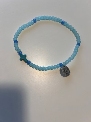 Pulsera de dos vueltas con cruz y medalla Virgen
