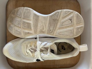 Zapatillas Nike Beige y Blancas