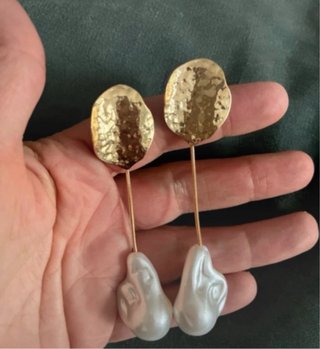 Pendientes largos dorados con perlas Zara